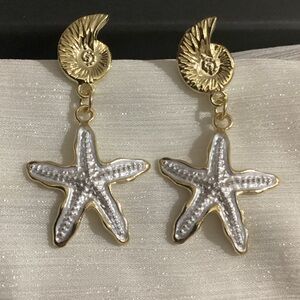 🐚Silver & Gold tone  Nautical Starfish &Seashell post back drop earrings.
